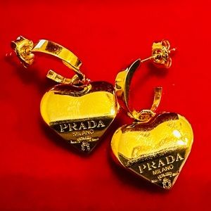 Solid 18k gold (not gold plated) beautiful pair of stud dangling heart earrings.